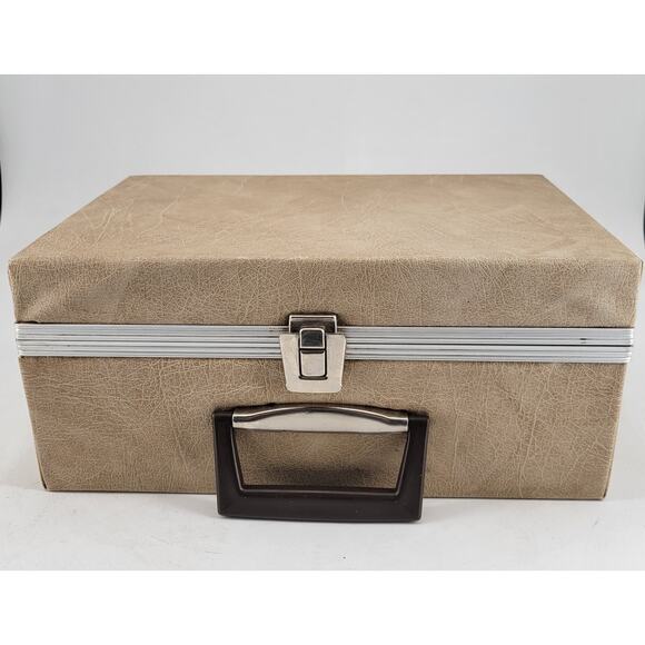 8 TRACK TAPE STORAGE / VINYL CARRYING CASE HOLDS 24 TAPE CARTRIDGES / VINTAGE - Picture 1 of 11